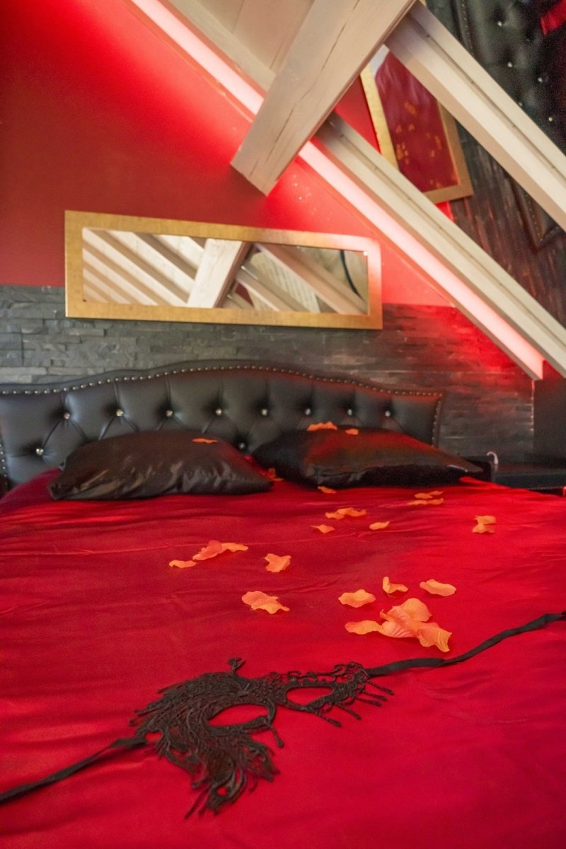 La Dépendance de Victoria Rose - Love’nSpa - weekend en amoureux, love rooms avec spa ou jacuzzi privatif3 de La Dépendance de Victoria Rose