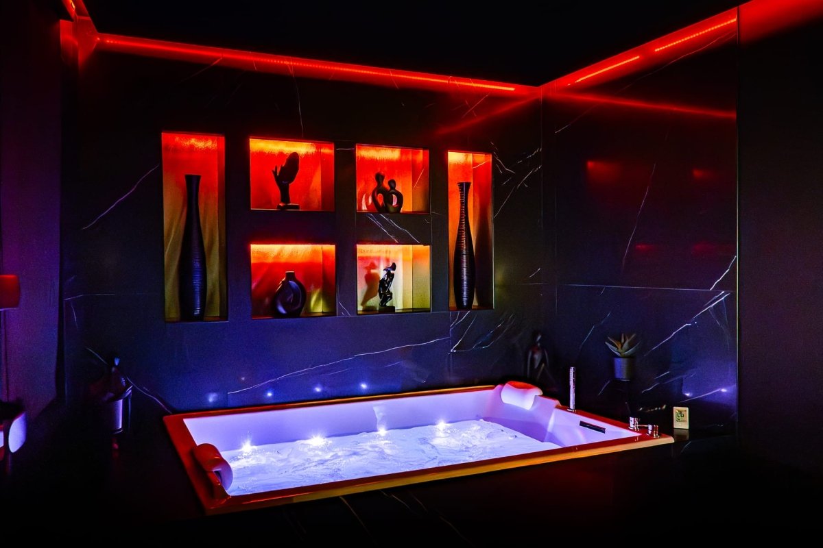 LA FAVORITE ROOM - Love’nSpa - weekend en amoureux, love rooms avec spa ou jacuzzi privatifLA FAVORITE ROOM