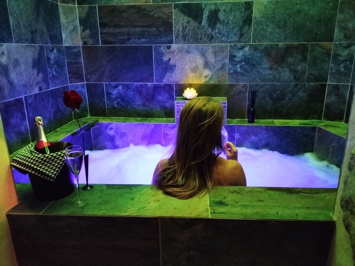 La Fontaine d'Essens - Love’nSpa - weekend en amoureux, love rooms avec spa ou jacuzzi privatifLa Fontaine d'Essens