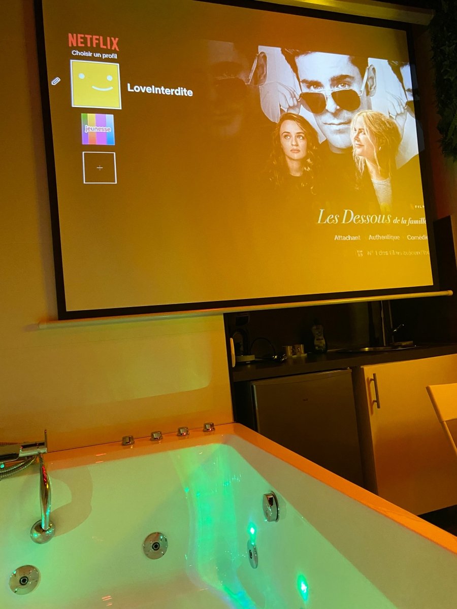 La loveinterdite chez loveroom Toulon - Love’nSpa - weekend en amoureux, love rooms avec spa ou jacuzzi privatifLa loveinterdite chez loveroom Toulon