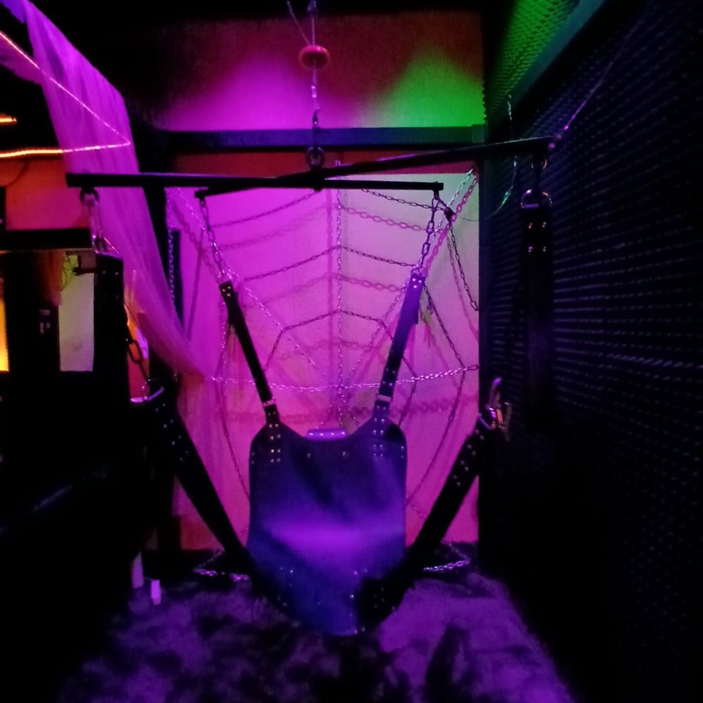 La loveinterdite chez loveroom Toulon - Love’nSpa - weekend en amoureux, love rooms avec spa ou jacuzzi privatif4 de La loveinterdite chez loveroom Toulon
