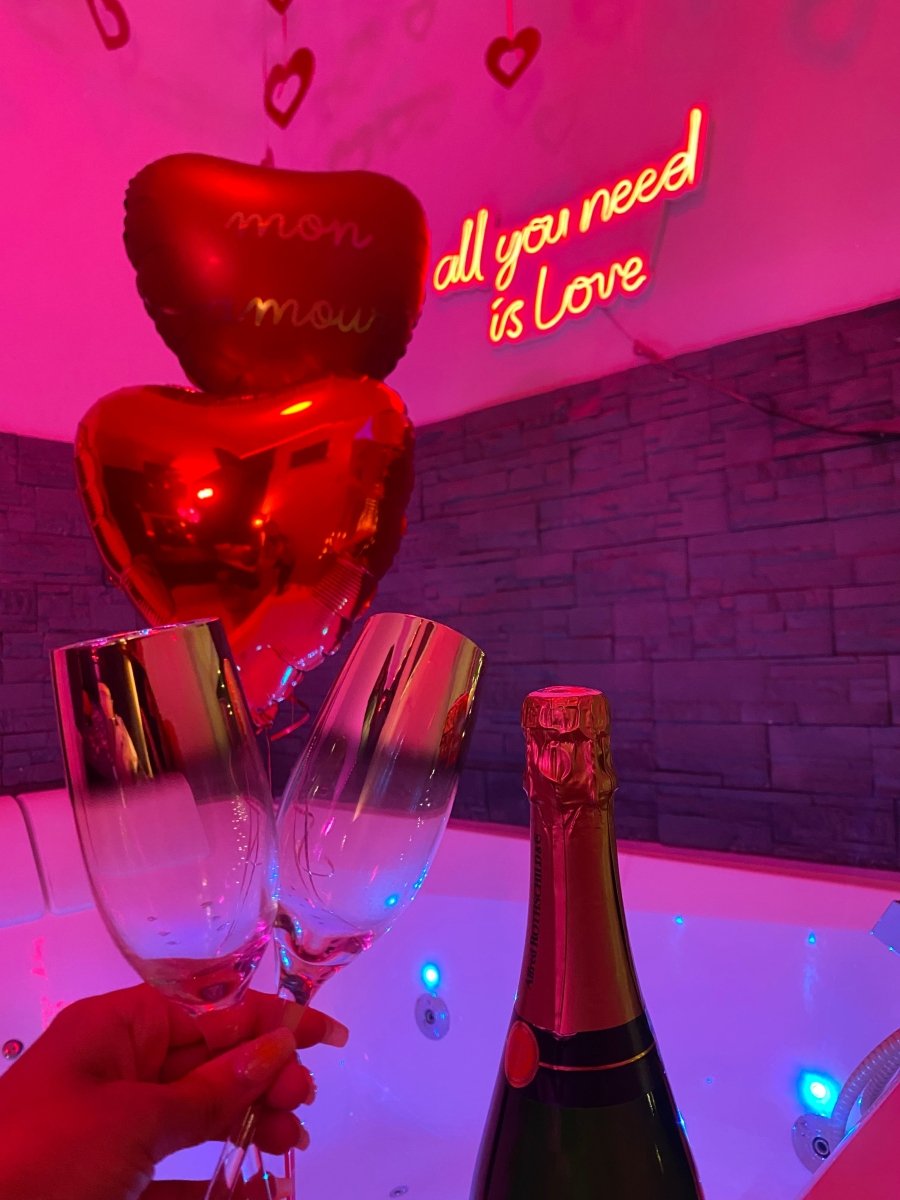 la loverommantique chez loveroom Toulon - Love’nSpa - weekend en amoureux, love rooms avec spa ou jacuzzi privatifla loverommantique chez loveroom Toulon