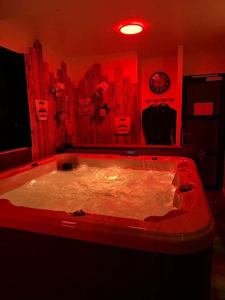LA MAISON DES PLAISIRS - Love’nSpa - weekend en amoureux, love rooms avec spa ou jacuzzi privatif11 de LA MAISON DES PLAISIRS