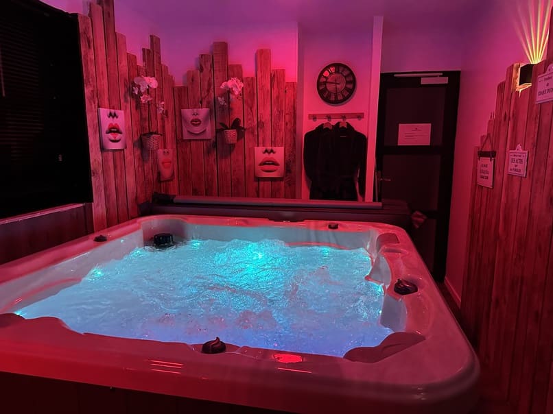 LA MAISON DES PLAISIRS - Love’nSpa - weekend en amoureux, love rooms avec spa ou jacuzzi privatif16 de LA MAISON DES PLAISIRS