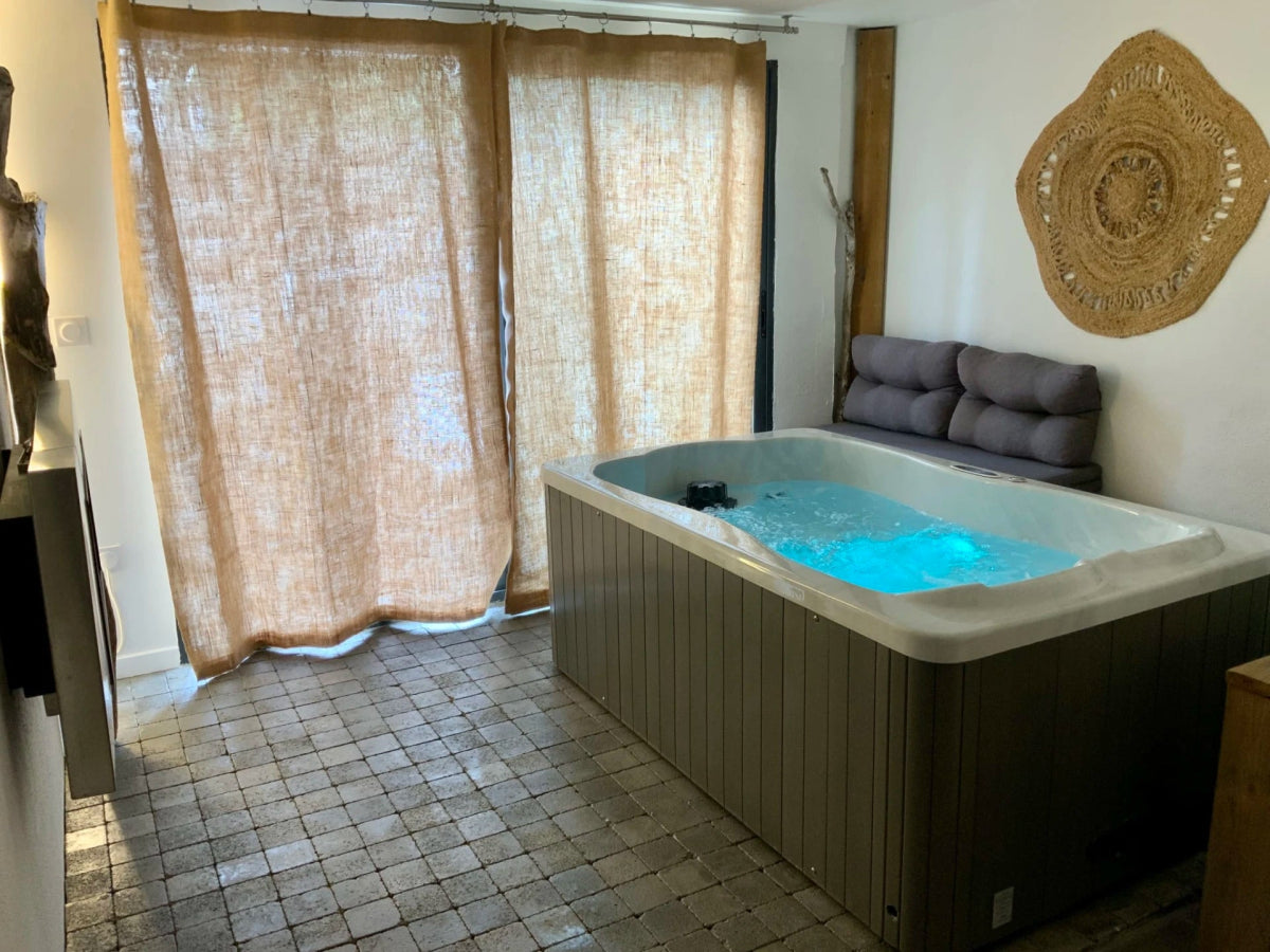 La Perle du Voyageur - Suite Santorin - Love’nSpa - weekend en amoureux, love rooms avec spa ou jacuzzi privatifLa Perle du Voyageur - Suite Santorin