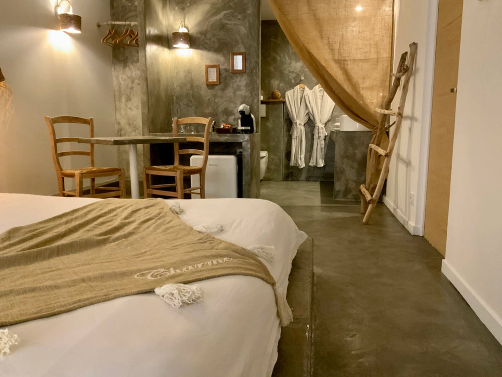 La Perle du Voyageur - Suite Santorin - Love’nSpa - weekend en amoureux, love rooms avec spa ou jacuzzi privatif6 de La Perle du Voyageur - Suite Santorin