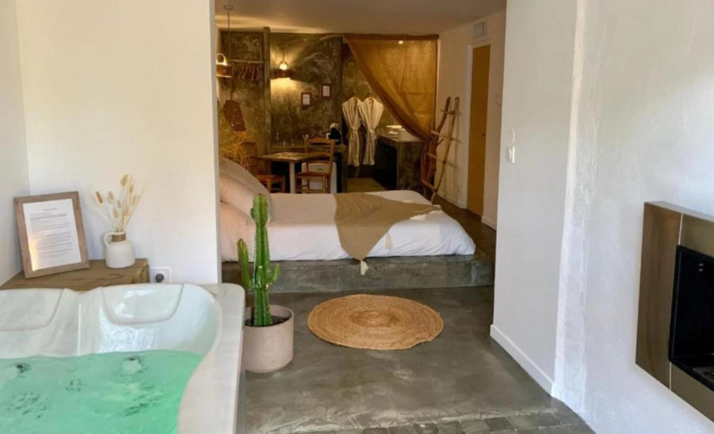 La Perle du Voyageur - Suite Santorin - Love’nSpa - weekend en amoureux, love rooms avec spa ou jacuzzi privatif4 de La Perle du Voyageur - Suite Santorin