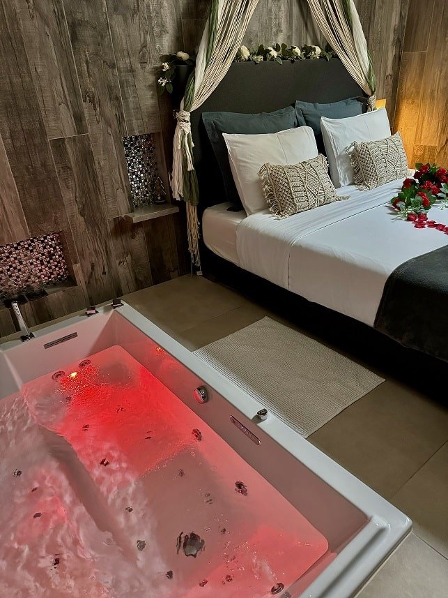 La Petite Escapade - Love’nSpa - weekend en amoureux, love rooms avec spa ou jacuzzi privatif2 de La Petite Escapade
