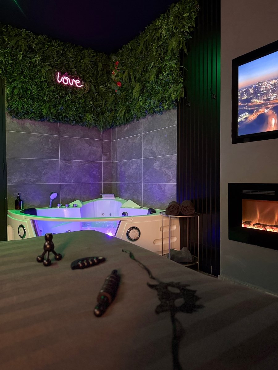 La romantique - Love’nSpa - weekend en amoureux, love rooms avec spa ou jacuzzi privatif13 de La romantique