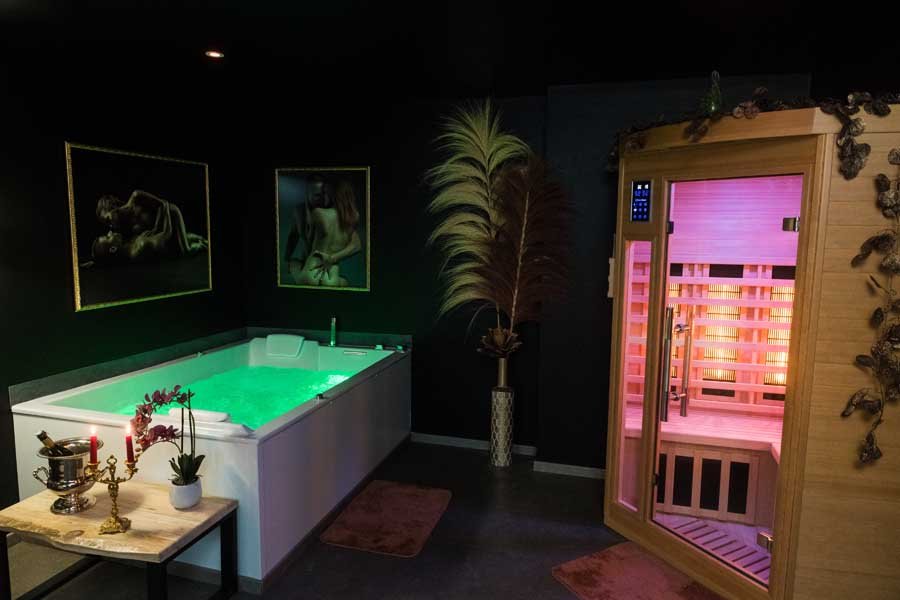 La Rose Médiévale - Love’nSpa - weekend en amoureux, love rooms avec spa ou jacuzzi privatifLa Rose Médiévale