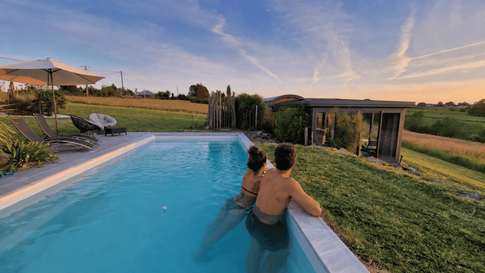 La Roulotte Kamadéva by Cath & Sens - Love’nSpa - weekend en amoureux, love rooms avec spa ou jacuzzi privatif3 de La Roulotte Kamadéva by Cath & Sens