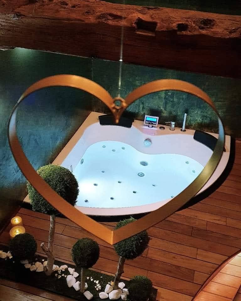 LA SUITE - Love’nSpa - weekend en amoureux, love rooms avec spa ou jacuzzi privatif6 de LA SUITE