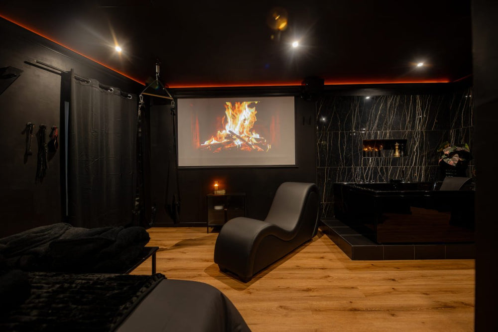 La suite Black Room - Love’nSpa - weekend en amoureux, love rooms avec spa ou jacuzzi privatif2 de Infinityroom - La suite Black Room