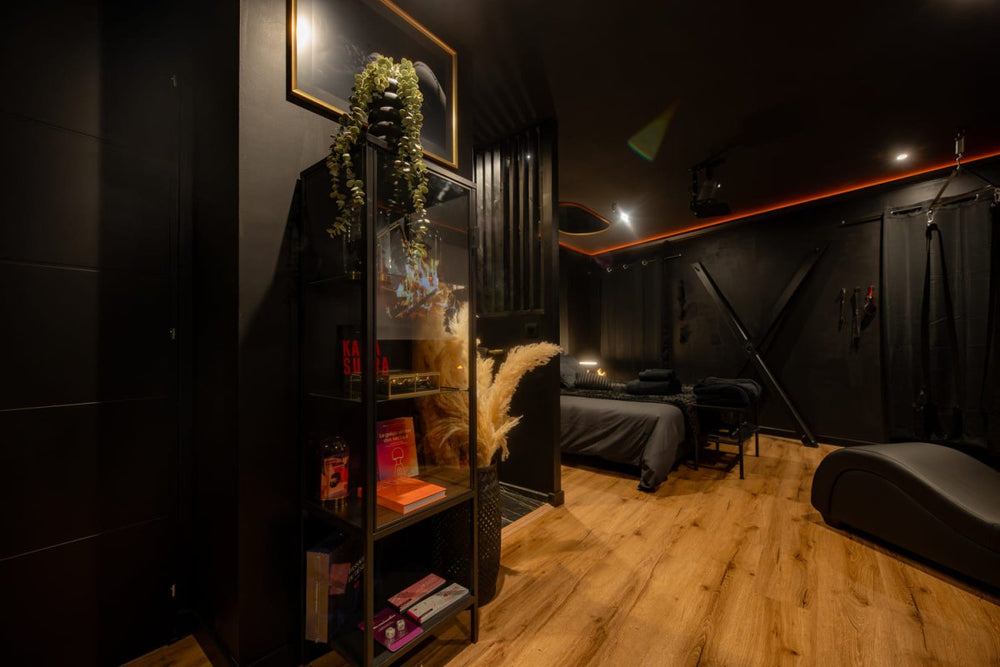 La suite Black Room - Love’nSpa - weekend en amoureux, love rooms avec spa ou jacuzzi privatif6 de Infinityroom - La suite Black Room