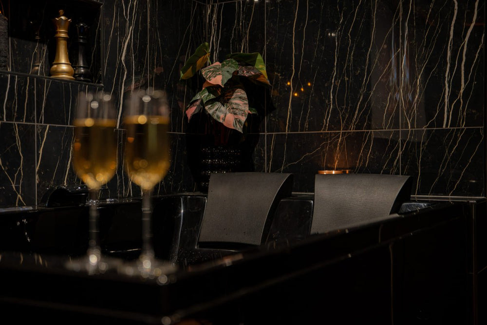 La suite Black Room - Love’nSpa - weekend en amoureux, love rooms avec spa ou jacuzzi privatif3 de Infinityroom - La suite Black Room