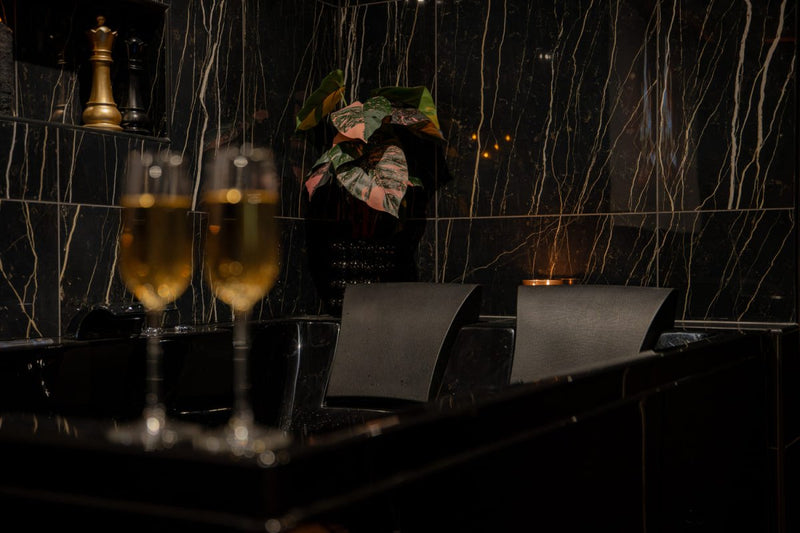 La suite Black Room - Love’nSpa - weekend en amoureux, love rooms avec spa ou jacuzzi privatif2 de Infinityroom - La suite Black Room