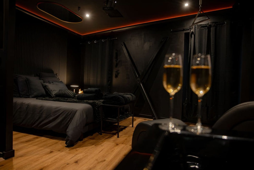 La suite Black Room - Love’nSpa - weekend en amoureux, love rooms avec spa ou jacuzzi privatif5 de Infinityroom - La suite Black Room