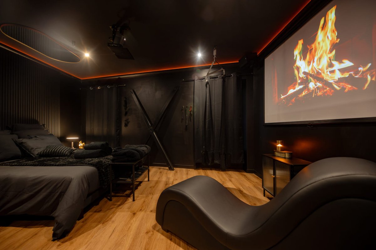 La suite Black Room - Love’nSpa - weekend en amoureux, love rooms avec spa ou jacuzzi privatifInfinityroom - La suite Black Room