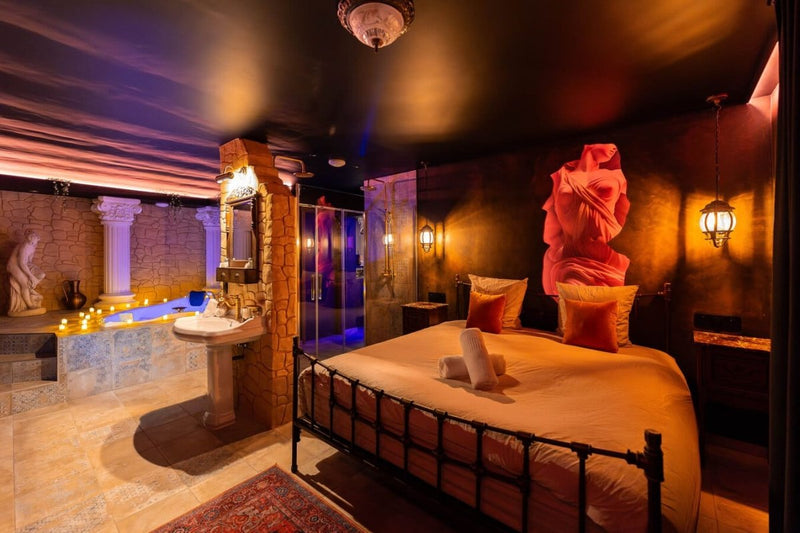 La Suite de Vénus, Love Room Jacuzzi Pièce Secrète - Love’nSpa - weekend en amoureux, love rooms avec spa ou jacuzzi privatif1 de La Suite de Vénus, Love Room Jacuzzi Pièce Secrète