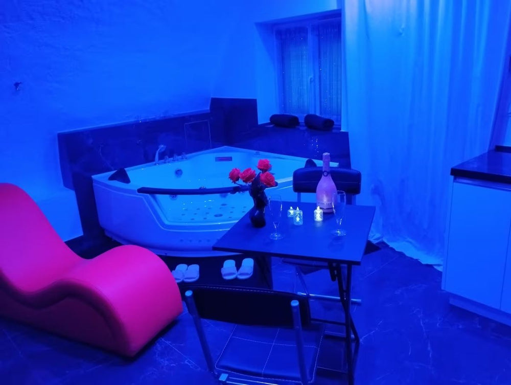 La suite miroir, love room avec jacuzzi - Love’nSpa - weekend en amoureux, love rooms avec spa ou jacuzzi privatif5 de La suite miroir, love room avec jacuzzi