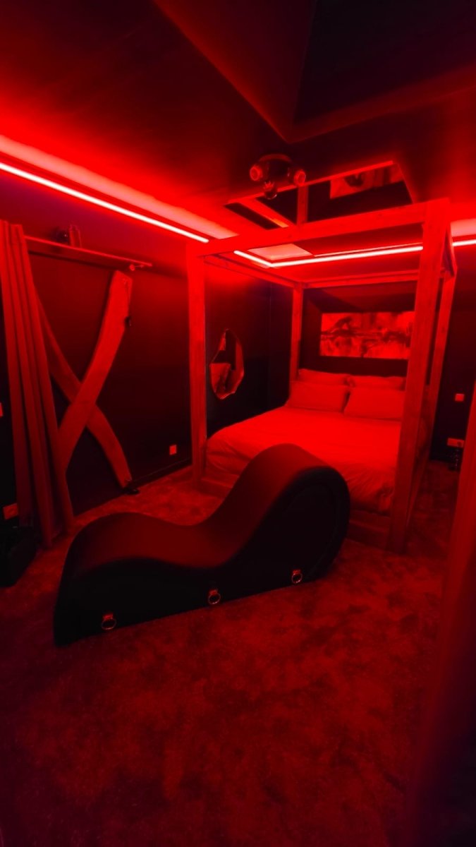 La Suite Obsidienne - Love’nSpa - weekend en amoureux, love rooms avec spa ou jacuzzi privatif11 de La Suite Obsidienne