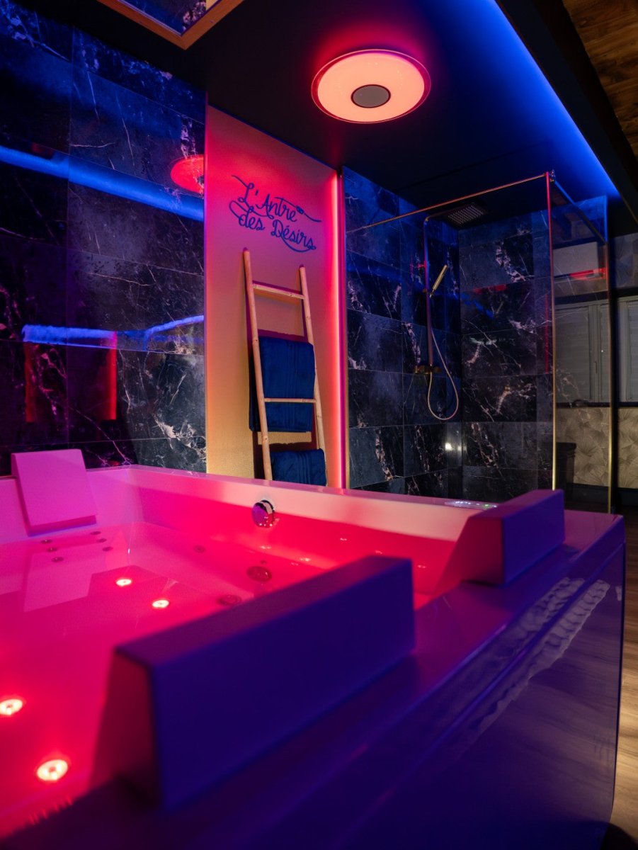 L'Antre des Désirs - Love’nSpa - weekend en amoureux, love rooms avec spa ou jacuzzi privatif3 de L'Antre des Désirs