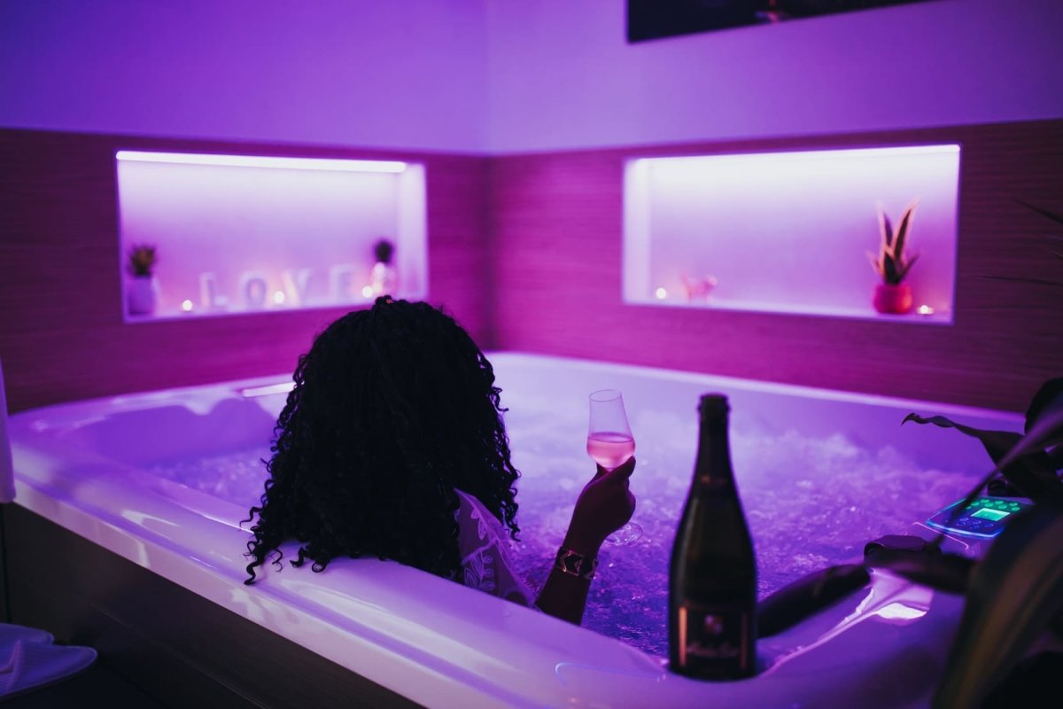 Le Desirella - Love’nSpa - weekend en amoureux, love rooms avec spa ou jacuzzi privatifLe Desirella - Suite romantique avec Spa