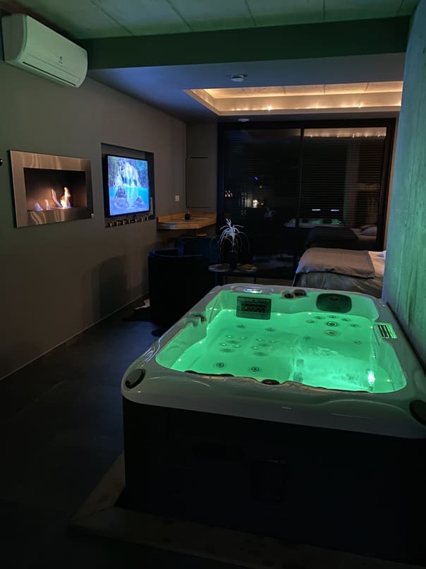 LE FRUIT DÉFENDU - Love’nSpa - weekend en amoureux, love rooms avec spa ou jacuzzi privatif3 de LE FRUIT DÉFENDU
