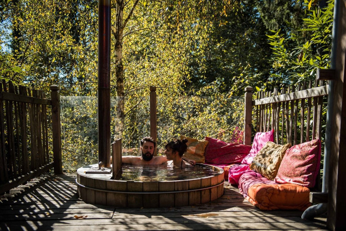 Le Moulin de la Jarousse - Cabane Bollywood - Love’nSpa - weekend en amoureux, love rooms avec spa ou jacuzzi privatifLe Moulin de la Jarousse - Cabane Bollywood