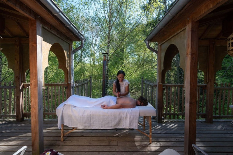 Le Moulin de la Jarousse - Cabane Bollywood - Love’nSpa - weekend en amoureux, love rooms avec spa ou jacuzzi privatif3 de Le Moulin de la Jarousse - Cabane Bollywood