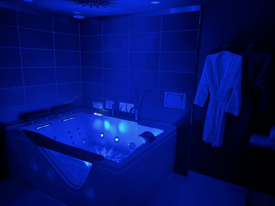 Le p'tit Quiou - Love’nSpa - weekend en amoureux, love rooms avec spa ou jacuzzi privatif4 de Le p'tit Quiou