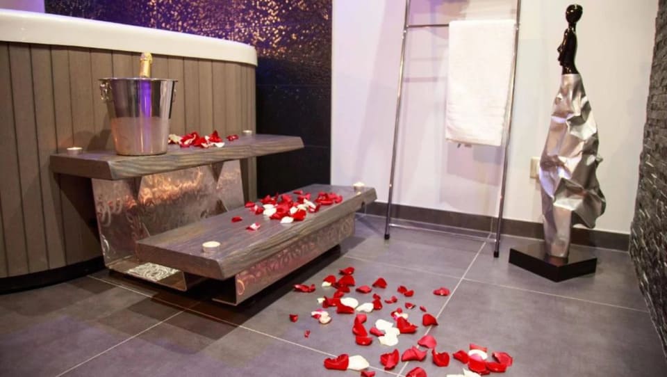 L'effet spa - Suite Romantique - Love’nSpa - weekend en amoureux, love rooms avec spa ou jacuzzi privatif5 de L'effet spa - Suite Romantique