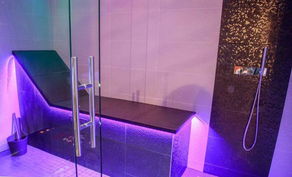 L'effet spa - Suite Romantique - Love’nSpa - weekend en amoureux, love rooms avec spa ou jacuzzi privatif4 de L'effet spa - Suite Romantique