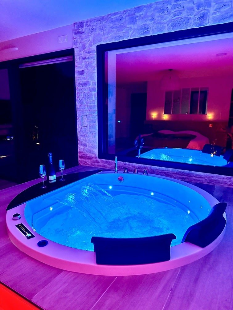 Les Suites du Payré - Suite Romance - Love’nSpa - weekend en amoureux, love rooms avec spa ou jacuzzi privatif1 de Les Suites du Payré - Suite Romance