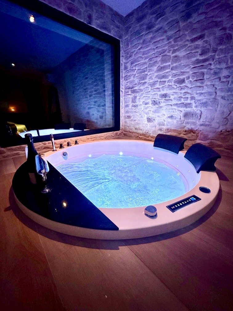 Les Suites du Payré - Suite Romance - Love’nSpa - weekend en amoureux, love rooms avec spa ou jacuzzi privatif3 de Les Suites du Payré - Suite Romance