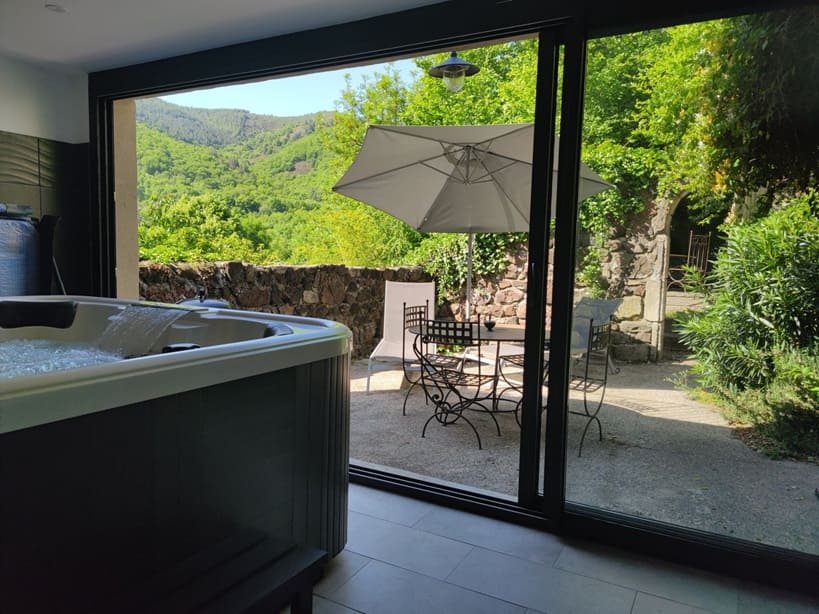 L'Escapade Amoureuse - Love’nSpa - weekend en amoureux, love rooms avec spa ou jacuzzi privatif6 de L'Escapade Amoureuse