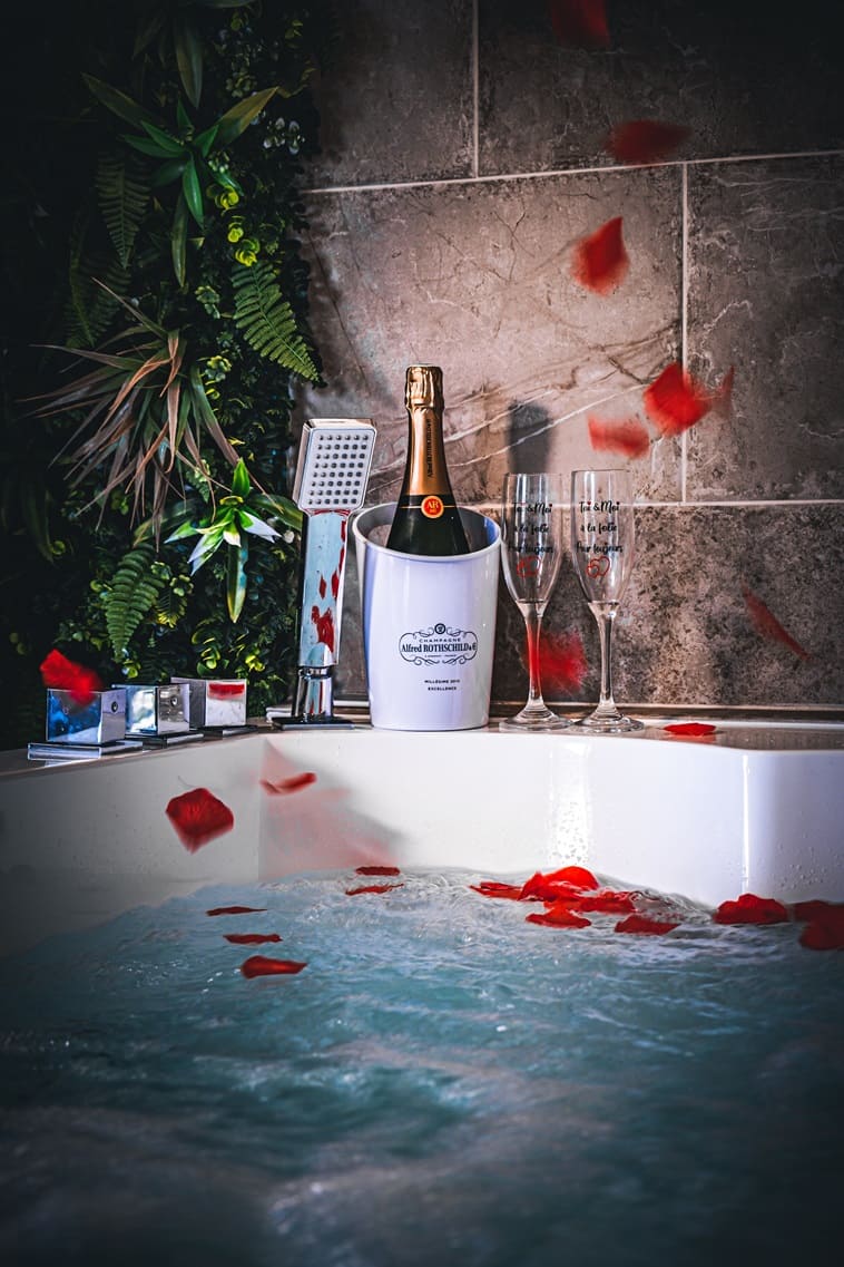 L'Essentiel 84 - La suite ÉVASION - Love’nSpa - weekend en amoureux, love rooms avec spa ou jacuzzi privatif18 de L'Essentiel Gîte de Charme 5 Etoiles - La suite ÉVASION