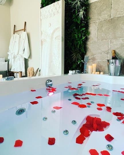 L'Essentiel 84 - La suite ÉVASION - Love’nSpa - weekend en amoureux, love rooms avec spa ou jacuzzi privatif8 de L'Essentiel Gîte de Charme 5 Etoiles - La suite ÉVASION