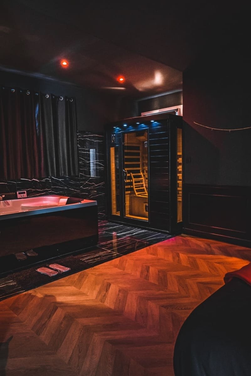 L'Essentiel 84 - La suite TENTATION - Love’nSpa - weekend en amoureux, love rooms avec spa ou jacuzzi privatif9 de L'Essentiel Gîte de Charme 5 Etoiles - La suite TENTATION