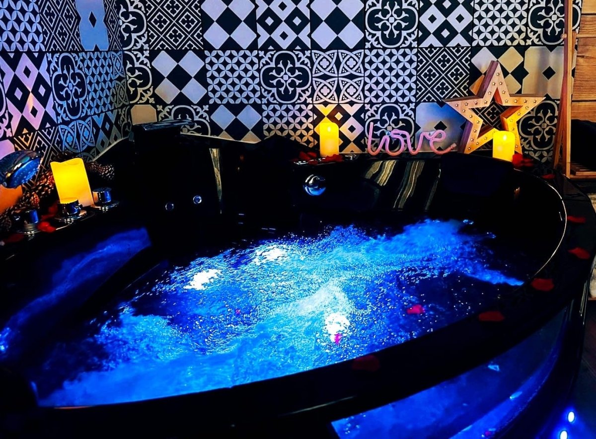 L'Évasion romantique en AMAZONIE Spa et Cinéma sous les arbres - Love’nSpa - weekend en amoureux, love rooms avec spa ou jacuzzi privatifL'Évasion romantique en AMAZONIE Spa et Cinéma sous les arbres