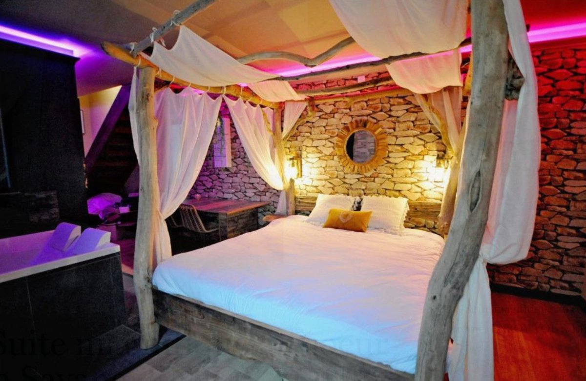 L'Évasion Safari insolite: Spa XXL, Cascade, Cinéma - Love’nSpa - weekend en amoureux, love rooms avec spa ou jacuzzi privatifL'Évasion Safari insolite: Spa XXL, Cascade, Cinéma