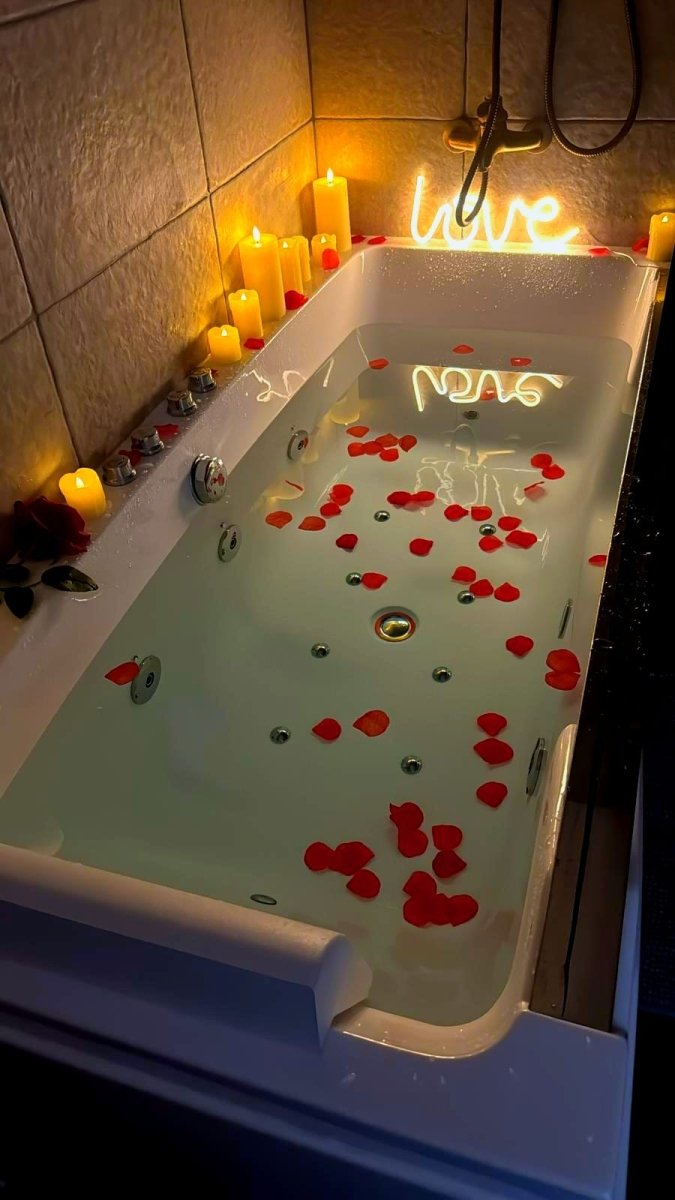 L'Évasion Safari : Spa privatif, Écran cinéma - Love’nSpa - weekend en amoureux, love rooms avec spa ou jacuzzi privatif4 de L'Évasion Safari : Spa privatif, Écran cinéma