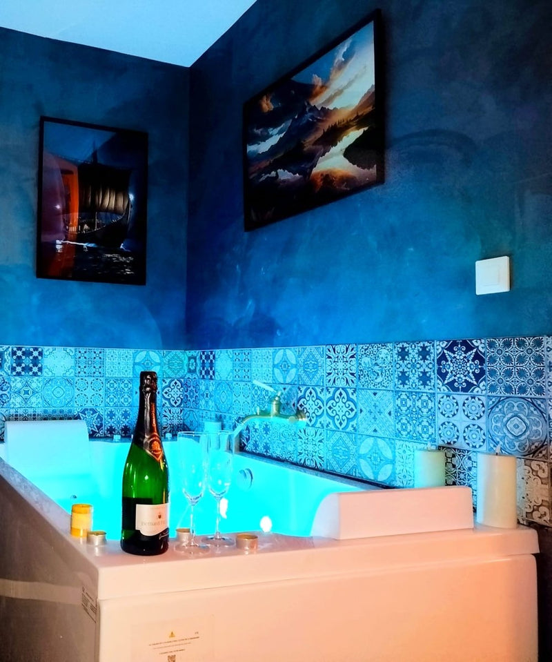 L'Évasion Scandinave Romantique : Spa XXL & Cinéma - Love’nSpa - weekend en amoureux, love rooms avec spa ou jacuzzi privatif2 de L'Évasion Scandinave Romantique : Spa XXL, Cinéma, 10 min centre ville