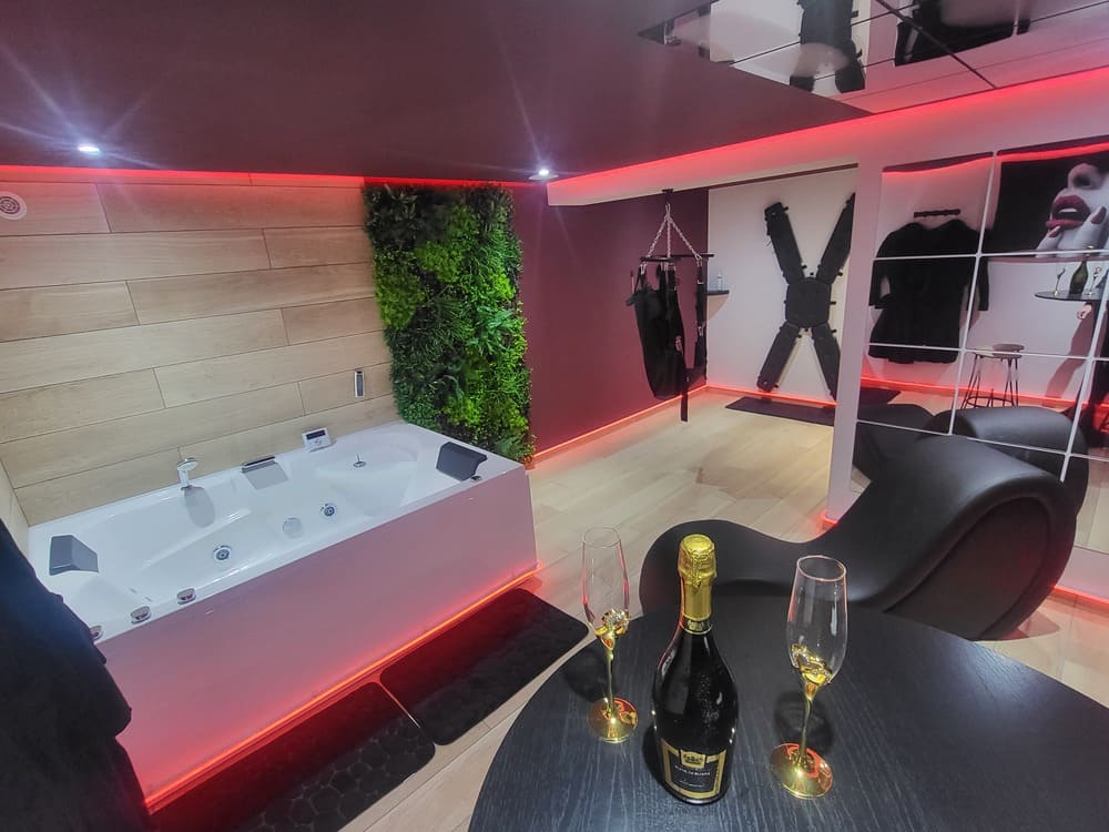 L'incontournable Love Room - Love’nSpa - weekend en amoureux, love rooms avec spa ou jacuzzi privatif4 de L'incontournable Love Room