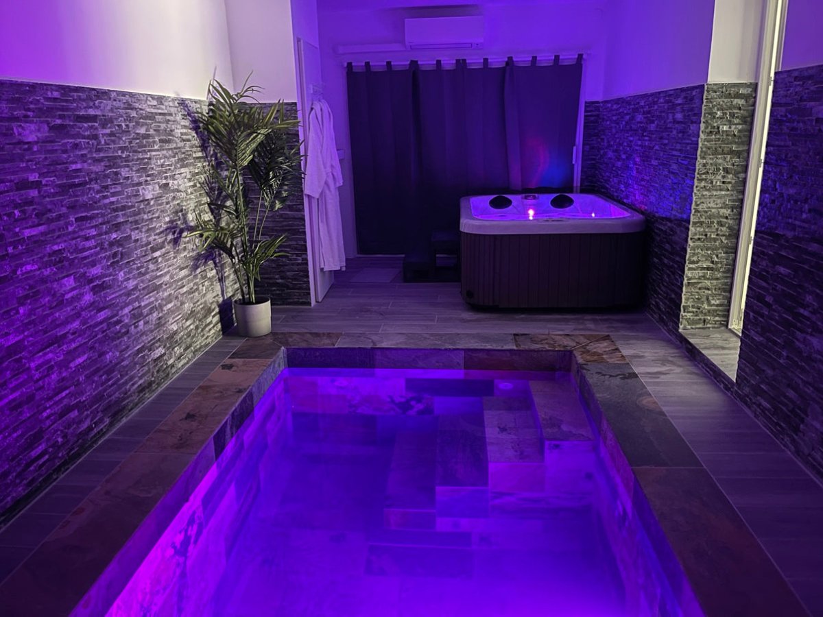 L'INSTANT ROMANTIQUE - Suite Santorin - Love’nSpa - weekend en amoureux, love rooms avec spa ou jacuzzi privatifL'INSTANT ROMANTIQUE - Suite Santorin