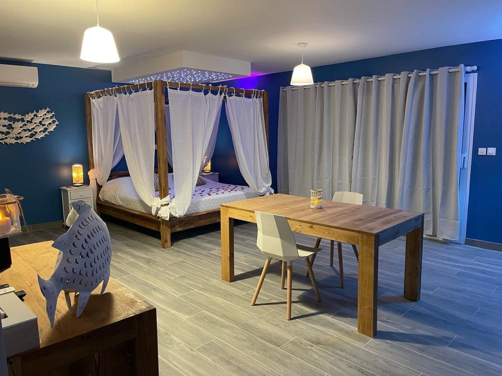 L'INSTANT ROMANTIQUE - Suite Santorin - Love’nSpa - weekend en amoureux, love rooms avec spa ou jacuzzi privatif4 de L'INSTANT ROMANTIQUE - Suite Santorin