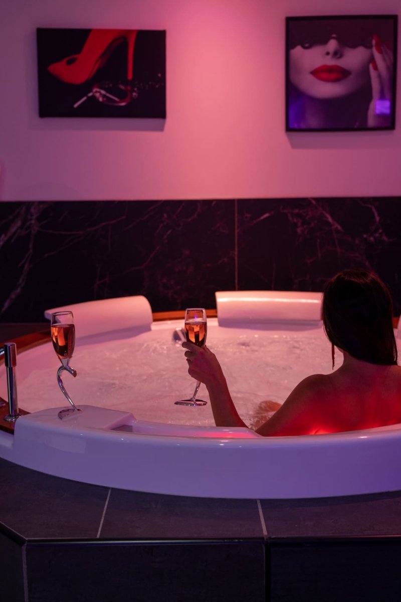L'Olympe des Sens - APHRODITE • Déesse du désir - Love’nSpa - weekend en amoureux, love rooms avec spa ou jacuzzi privatif8 de L'Olympe des Sens - APHRODITE • Déesse du désir