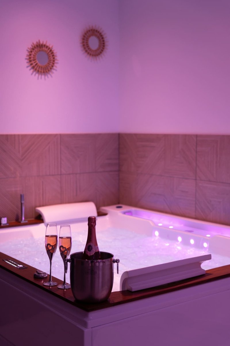 L'Olympe des Sens - HERA • Déesse du mariage - Love’nSpa - weekend en amoureux, love rooms avec spa ou jacuzzi privatif23 de L'Olympe des Sens - VÉNUS