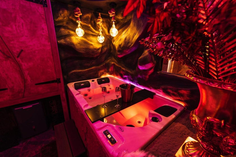 Love And Sex Room - La Romaine - Love’nSpa - weekend en amoureux, love rooms avec spa ou jacuzzi privatif1 de Love And Sex Room - La Romaine