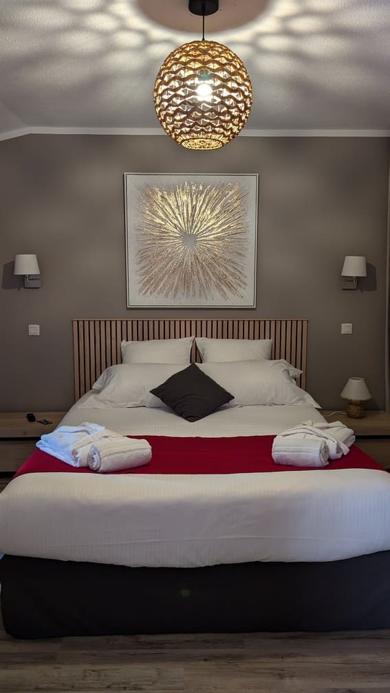 Love Room - La Dame du Lac - Love’nSpa - weekend en amoureux, love rooms avec spa ou jacuzzi privatif3 de Love Room - La Dame du Lac